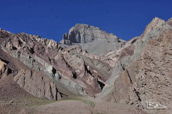 Montanhas na região de Confluencia, o acampamento que fica a meio caminho da base do Aconcágua, região de Mendoza, a oeste da Argentina